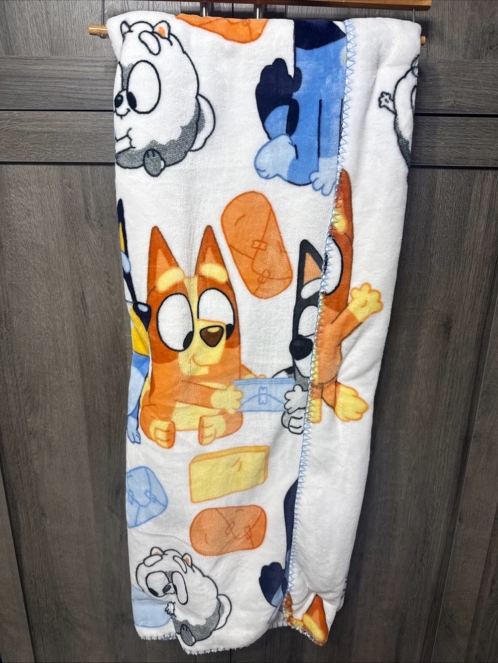 New Bingo & Bluey Pass The Parcel Lila Socks & Jasper Reversible Plush Blanket